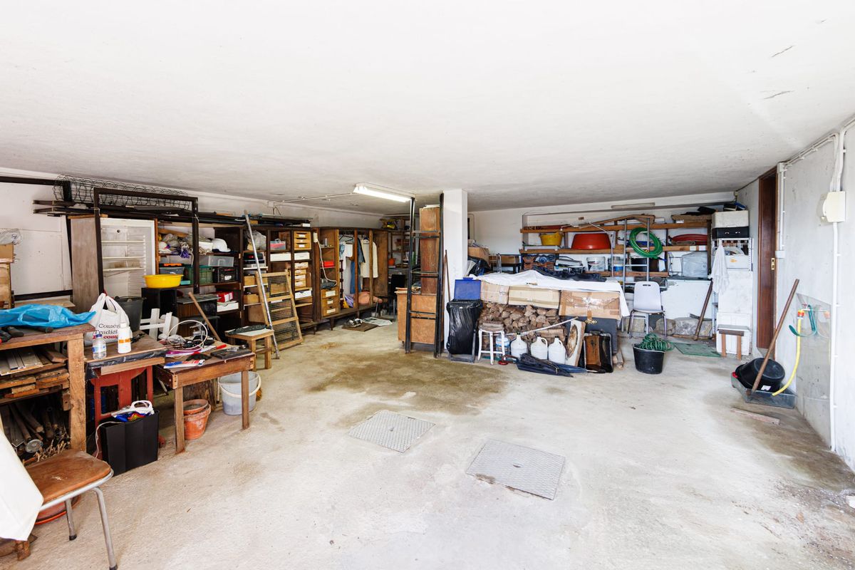 Garagem no rés-do-chão, com espaço para dois carros