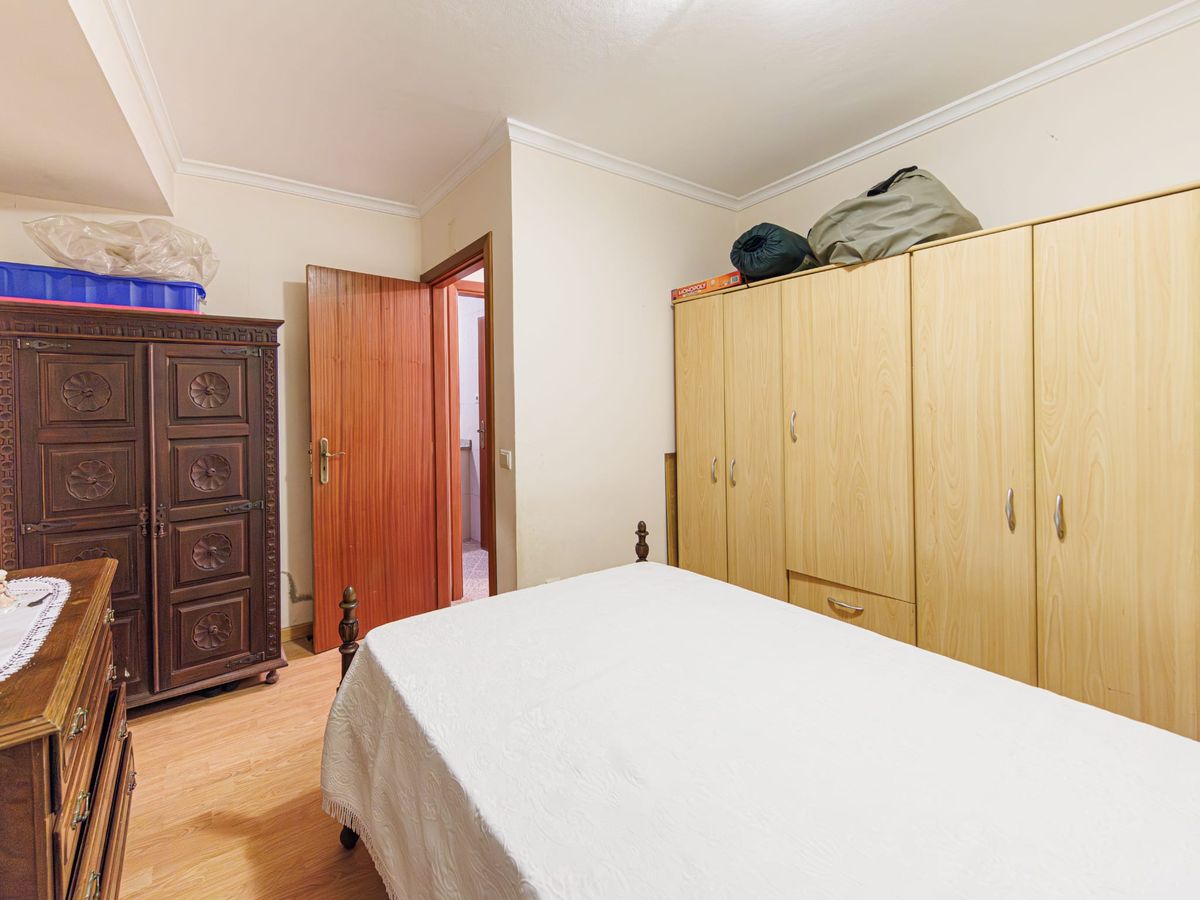 Primeiro quarto, do lado do roupeiro, com a porta para o corredor