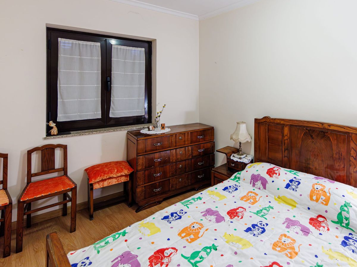 Segundo quarto, mobilado, com cama, cómoda e janela