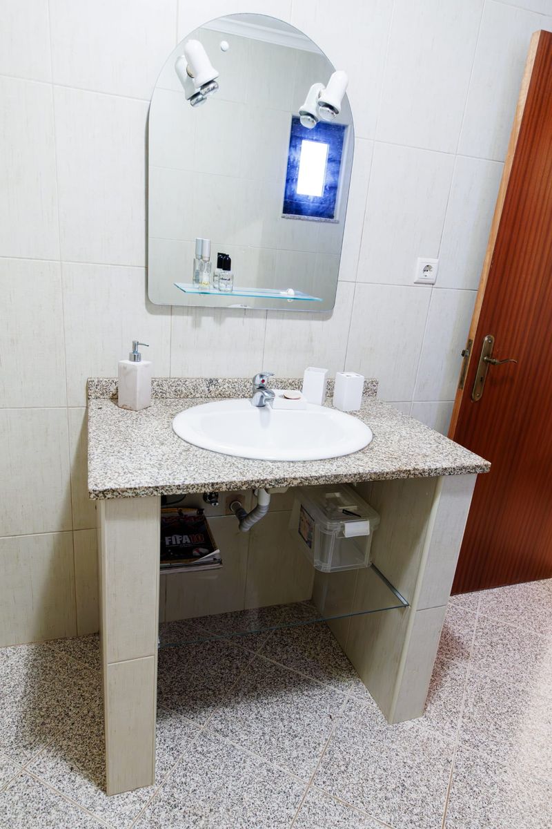 Casa de banho com lavatório em bancada de granito